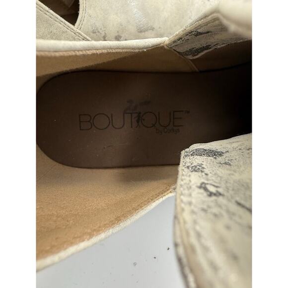 Boutique by Corky's Wayland White & MetallicSilver Ankle Bootie 10 - Picture 7 of 7